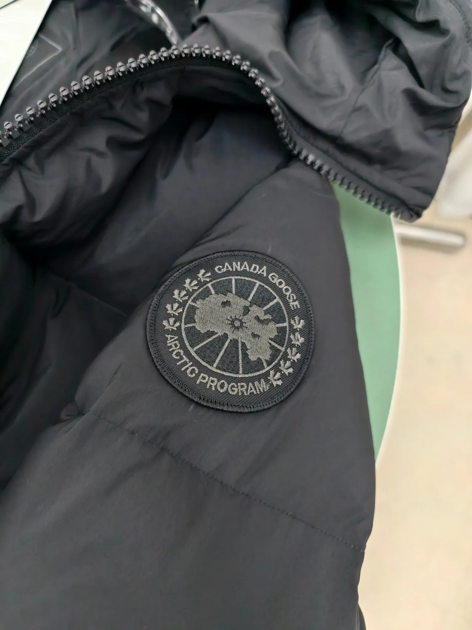 P940 Canada Goose Lawrence Down Jacket The Lawrence Down Jacket provides essential protection for everyday adventures and is made from sustainable Enduraluxe fabric with a durable soft touch. It features a quilted body, an adjustable down hood and a longer hem. Adjustable, down-filled, communicated hood. Two-way center front zipper increases range of motion and ventilation. The chin-protecting suede knit stand-up collar is soft and extra-comfortable. Inset rib-knit cuffs for added comfort and locked in heat. CORDURAD piping at the cuffs hem and reflective double-stripe grip tape at the back. Internal shoulder strap Color: black with red label black with black label azure blue Size: XS-2XL